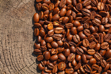 Naklejka premium roasted Coffee beans on wood background