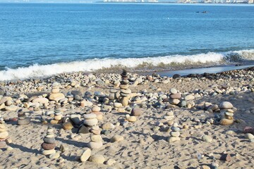 Fototapeta na wymiar piedras en la playa 