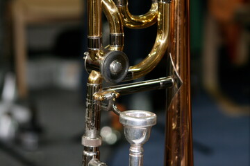 Detailansicht von goldenen Big Band Instrument Posaune . Trombone T-Bone Mouthpiece in detail . Makro Nahaufnahme des zentralen Schwerpunktes eines Blechblasinstrumentes . Bigband Probe Concept Foto .