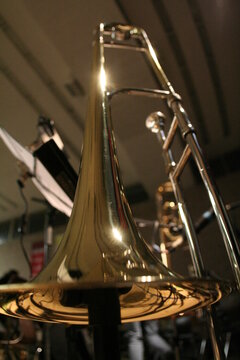 Detailansicht von goldenen Big Band Instrument Posaune . Trombone stand in frog perspective . T-Bone bell fotografiert von schräg unten . Interessante Perspektive eines Blechblasinstrumentes . 