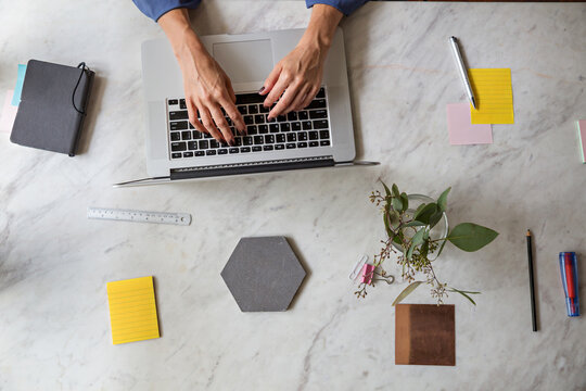 Overhead view of businesswoman working at computer In office