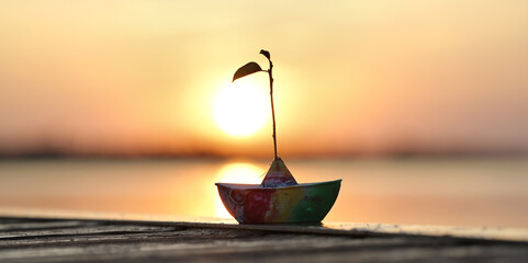 Boot im Sonnenuntergang am Meer