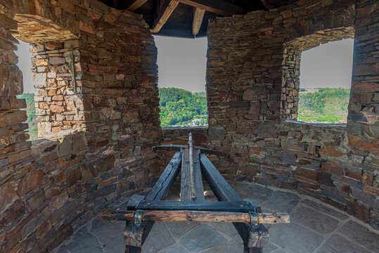 Balliste auf der Burg Thurant in Alken