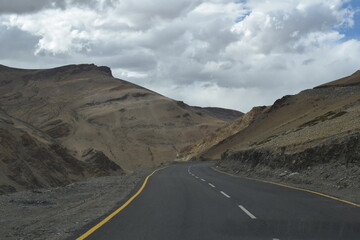 road in the mountains from tanglang to Leh