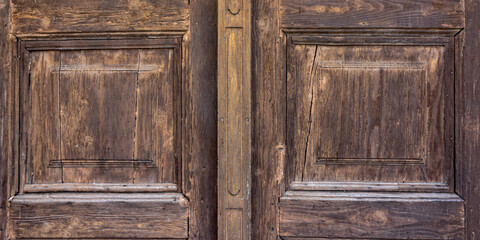 Ausschnitt einer alten massiven Holztür