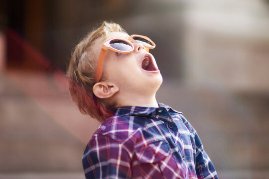 Gasping, awestruck toddler