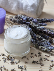 Obraz na płótnie Canvas Moisturizing cream and lavender on wooden background