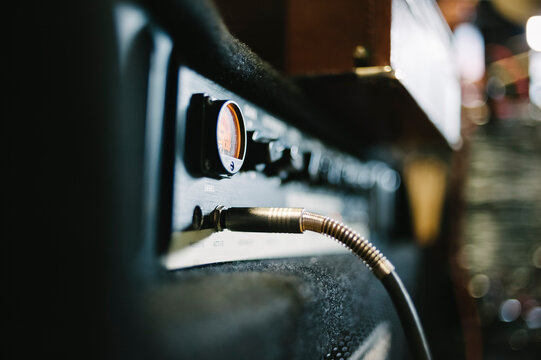 Jack cable in guitar amplifier