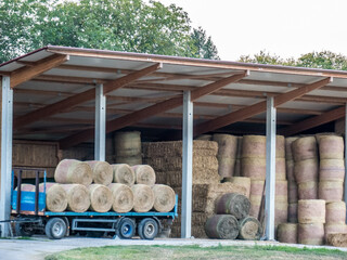 Strohrollen Lager in der Scheune