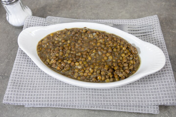 plat de lentilles cuisiné sur une table