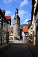 Obraz premium Fachwerkhäuser und der Saigerturm in Stolberg. Stohlberg, Sachsen-Anhalt, Deutschland, Europa