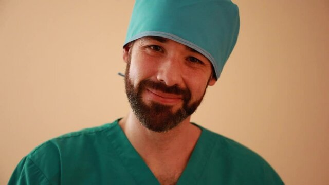 retrato hombre m&eacute;dico mexicano latino pensando lentes cirugia sonriendo