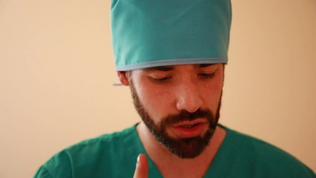 retrato hombre m&eacute;dico mexicano latino pensando lentes cirugia sonriendo