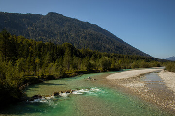 Naklejka na ściany i meble Flussbett der Isar mit Wald in den deutschen Alpen