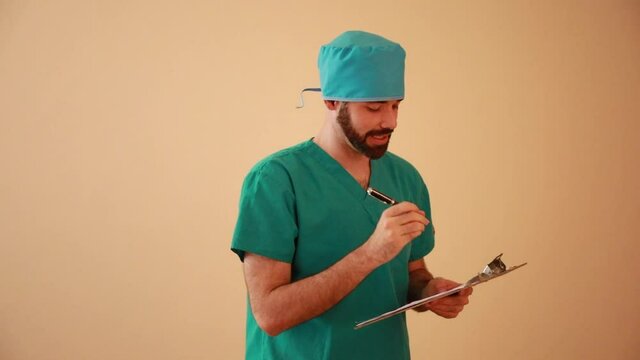 retrato hombre m&eacute;dico mexicano latino pensando lentes cirugia sonriendo
