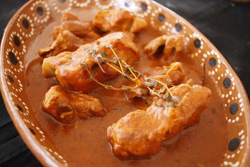 Costilla de puerco en mole colorado 