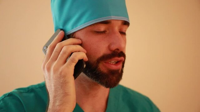 Medico mexicano hablando por telefono diagnosis paciente