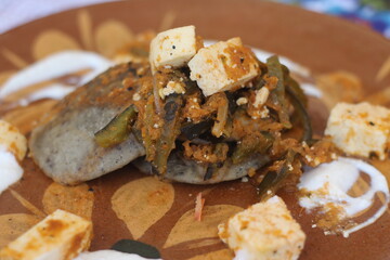 Menguiche sobre gordita de masa 