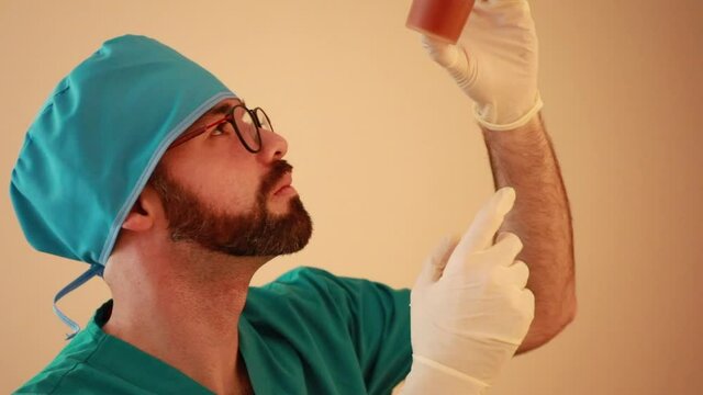 Medico hombre revisa muestra de orina analisis revision medica infeccion retrato