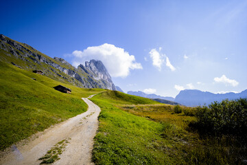 Bergweg in den Dolomiten
