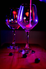 sirviendo yogurt en copa