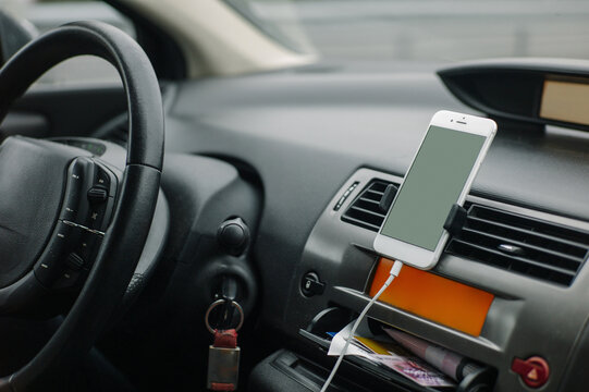 Driving wheel and smartphone navigator