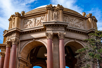 Obraz premium Big stone walls and foundation from the Palace of Fine Arts in San Francisco, California