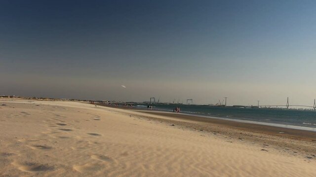 Fuerte viento de levante en la playa del Puero Santa Maria
