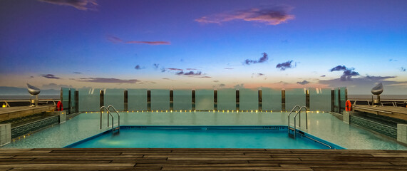 Piscine à débordement à la poupe d'un navire de croisière.