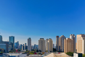 Fototapeta na wymiar Foto aérea de São Paulo, predios de negocios ao fundo