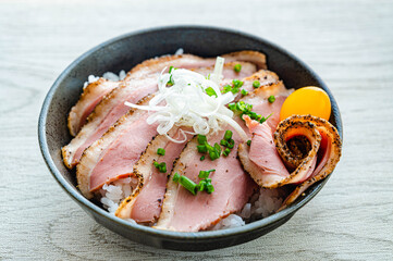 合鴨ロースの丼