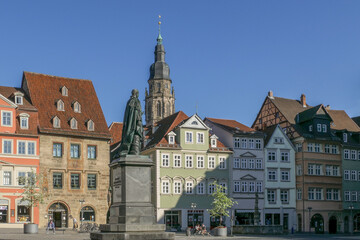 Fototapeta na wymiar Coburg Marktplatz mit Denkmal und Morizkirche