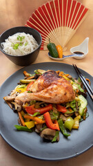 Teriyaki Hühnchenkeule mit Gemüse und Reisnudeln