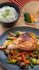 Teriyaki Hühnchenkeule mit Gemüse und Reisnudeln