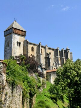 La cath&eacute;drale Sainte-Marie dominant le village de Saint-Bertrand-de-Comminges