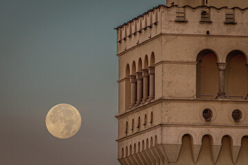 księżyc w pełni nad ranem w Opolu