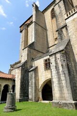 Fototapeta premium Façade sud de la Cathédrale Sainte-Marie de Saint-Bertrand-de-Comminges