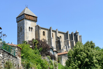 Fototapeta na wymiar La cathédrale Sainte-Marie dominant le village de Saint-Bertrand-de-Comminges