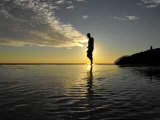 chico playa en atardecer