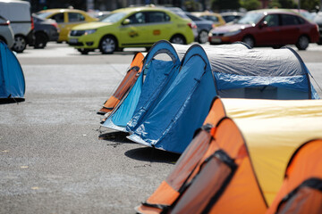 Obraz premium Tents on the pavement during a protest