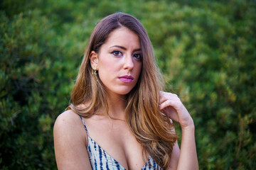 Naklejka premium Chica caminando por ruta de playa camino de madera y vegetacion junto a un acantilado en cadiz el sur de españa