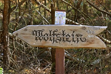 Wegweiser zum Wolfstein in Nordhessen