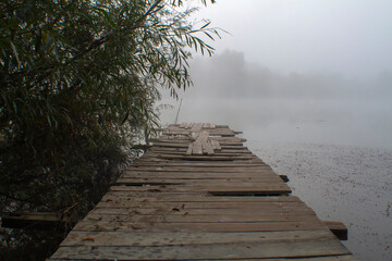 Naklejka premium wooden bridge in the fog