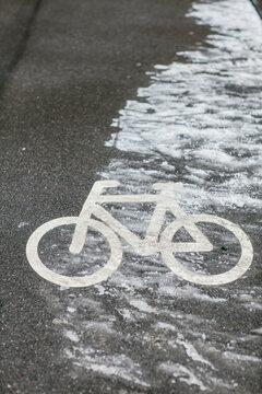 Icon of bicycle path on road