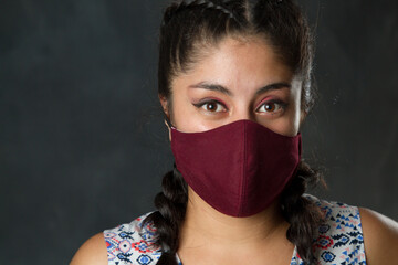 mujer con cubrebocas de tela, mujer con cubrebocas tricap, mujer con cubreboca kn95,  mujer latina...