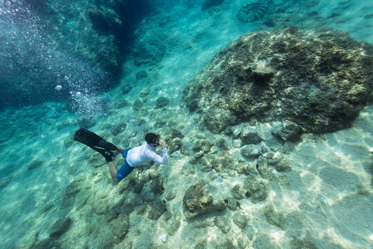Free diver underwater equalizing ear pressure at the depth