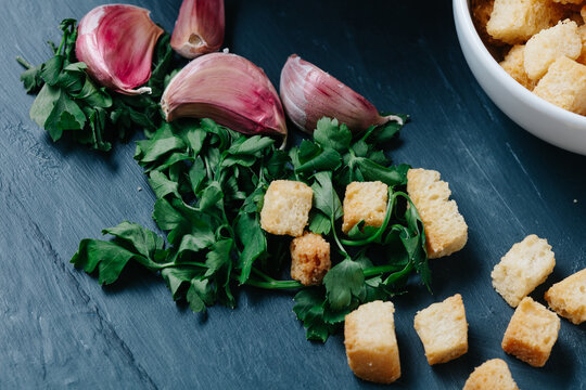 Crunchy bread and garlic