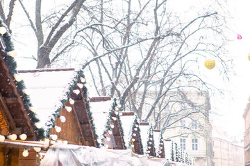 Obraz premium view of snowed roofs of christmas village at city square