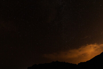Fototapeta premium Paisaje nocturno estelar en Lanzarote