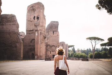 Una ragazza alle terme di Caracalla, Roma
